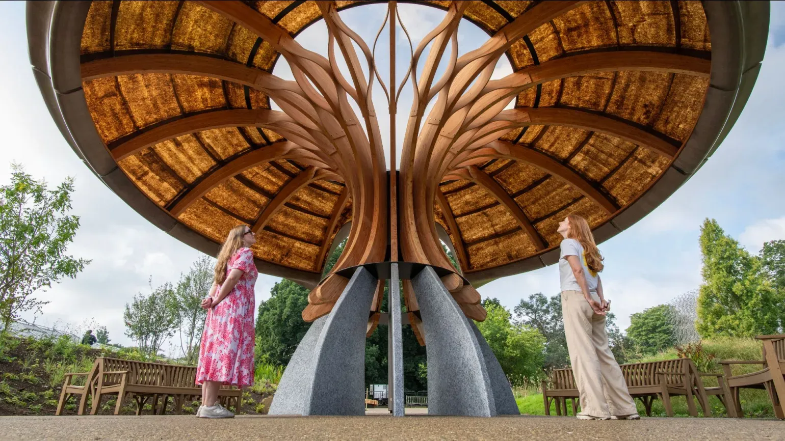 Kew's Carbon Garden, Ines Stuart-Davidson © RBG Kew A large mushroom like structure in the Carbon Garden at Kew Gardens with two people looking up at it