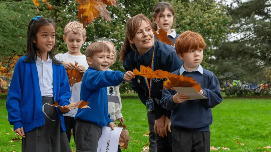 School group in autumn © RBG Kew